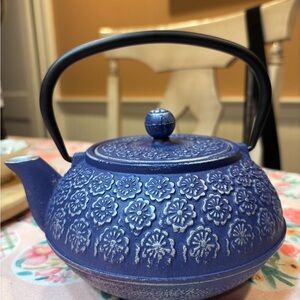 NWT Primula Blue Floral Cast Iron Teapot